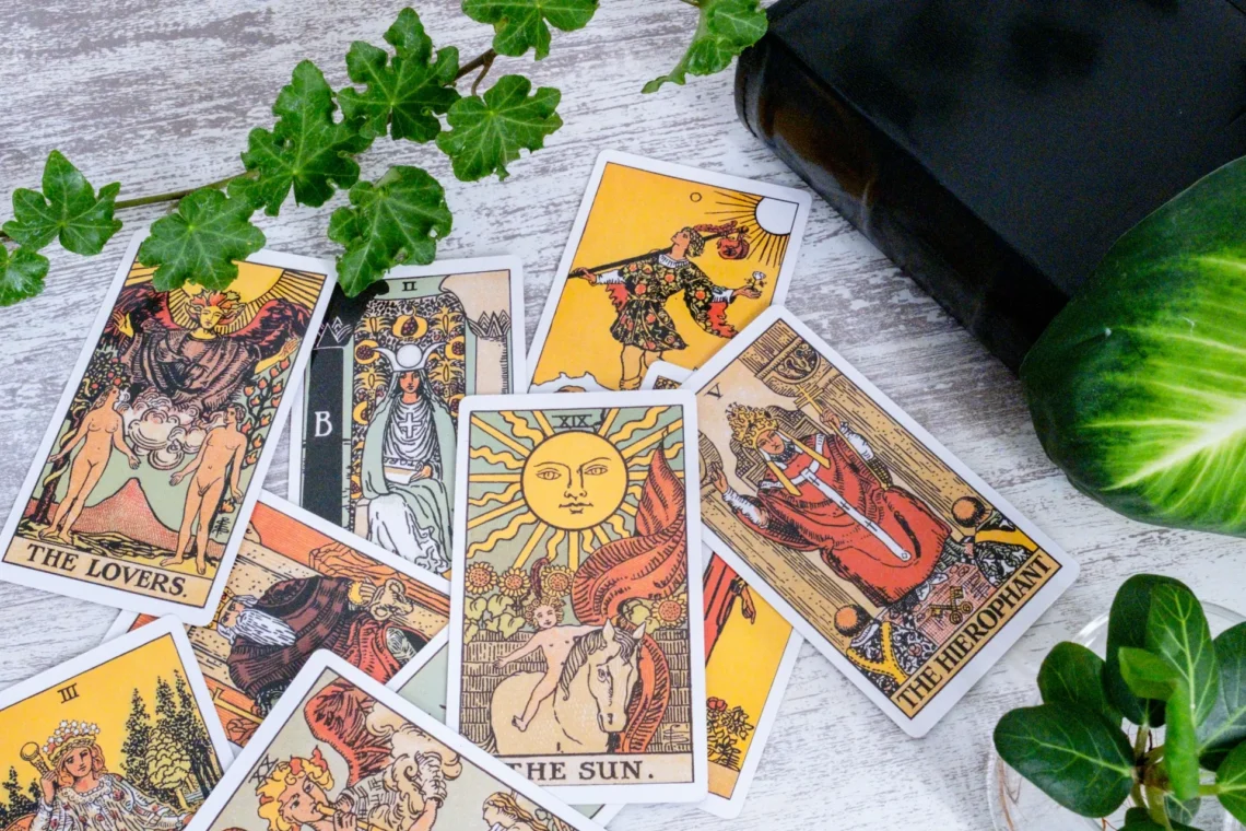 タロットカードを使って占う方法！初心者向けに基本を解説