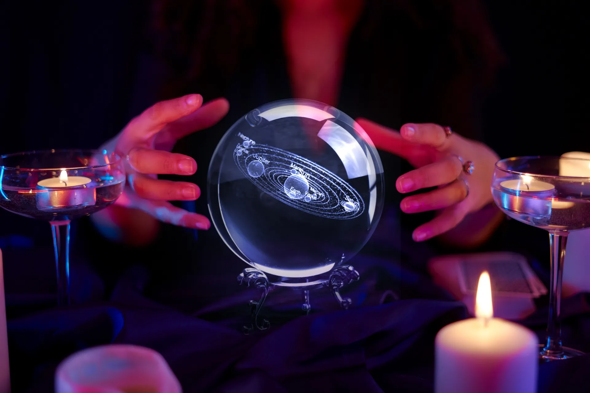 水晶を使って霊感・霊視を行う占い師の手元のイメージ画像